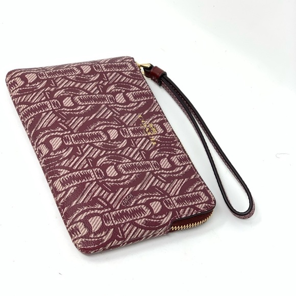 NWT COACH CORNER ZIP WRISTLET WITH CHAIN PRINT